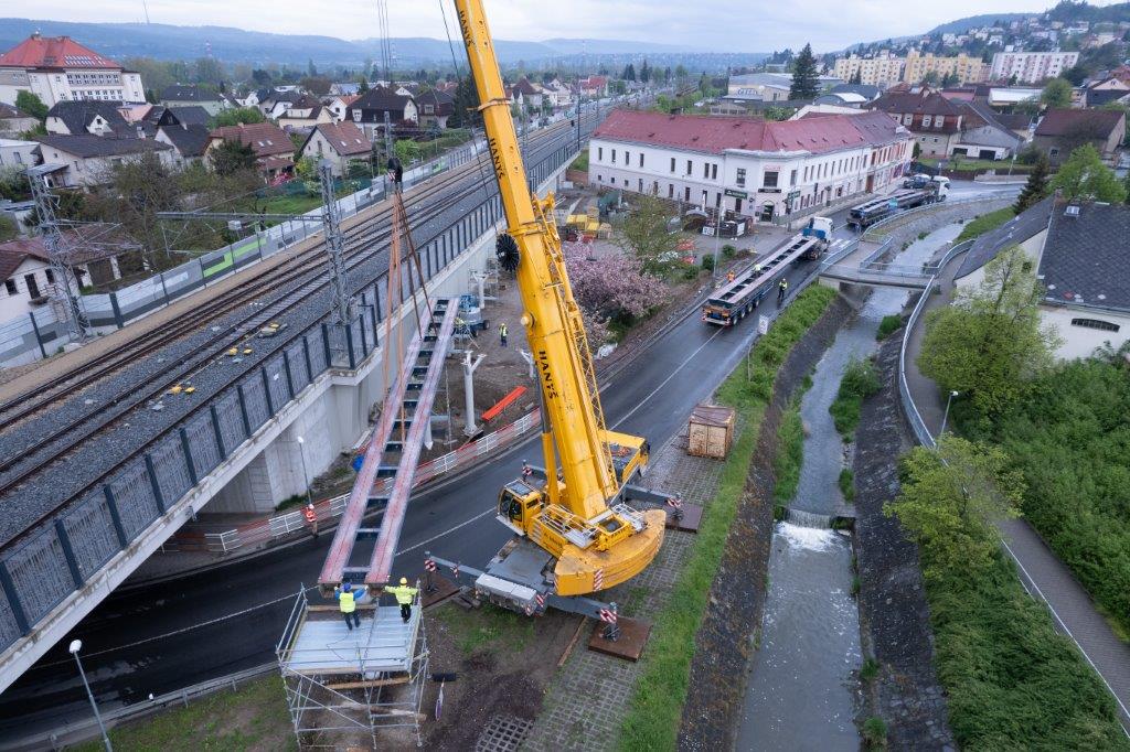Montáž ocelové konstrukce nové cyklolávky v Radotíně