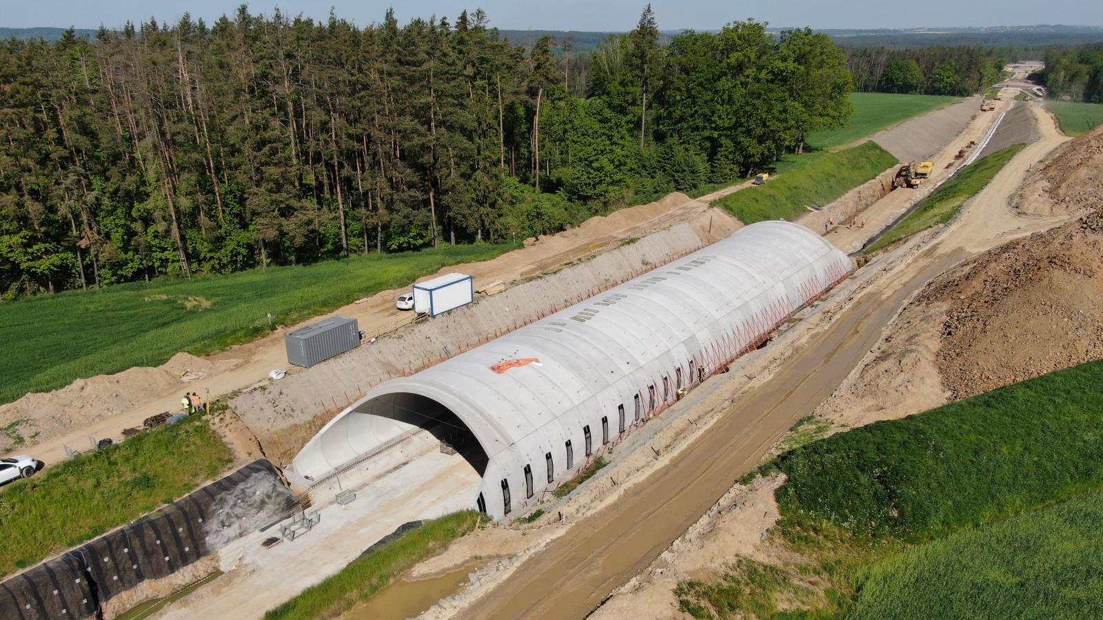 Montáž tunelového mostu byla dokončena