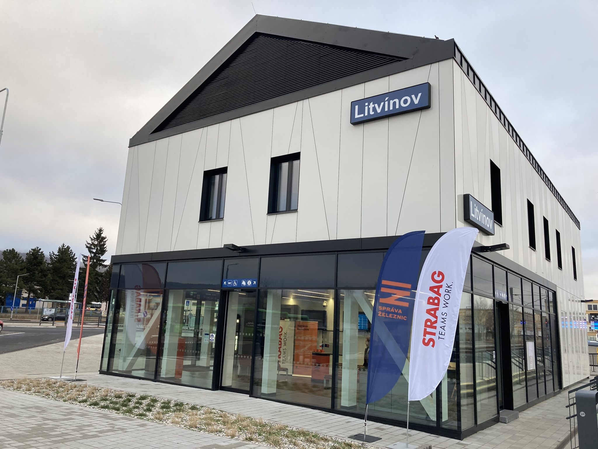 Slavnostní otevření opravené výpravní budovy v Litvínově