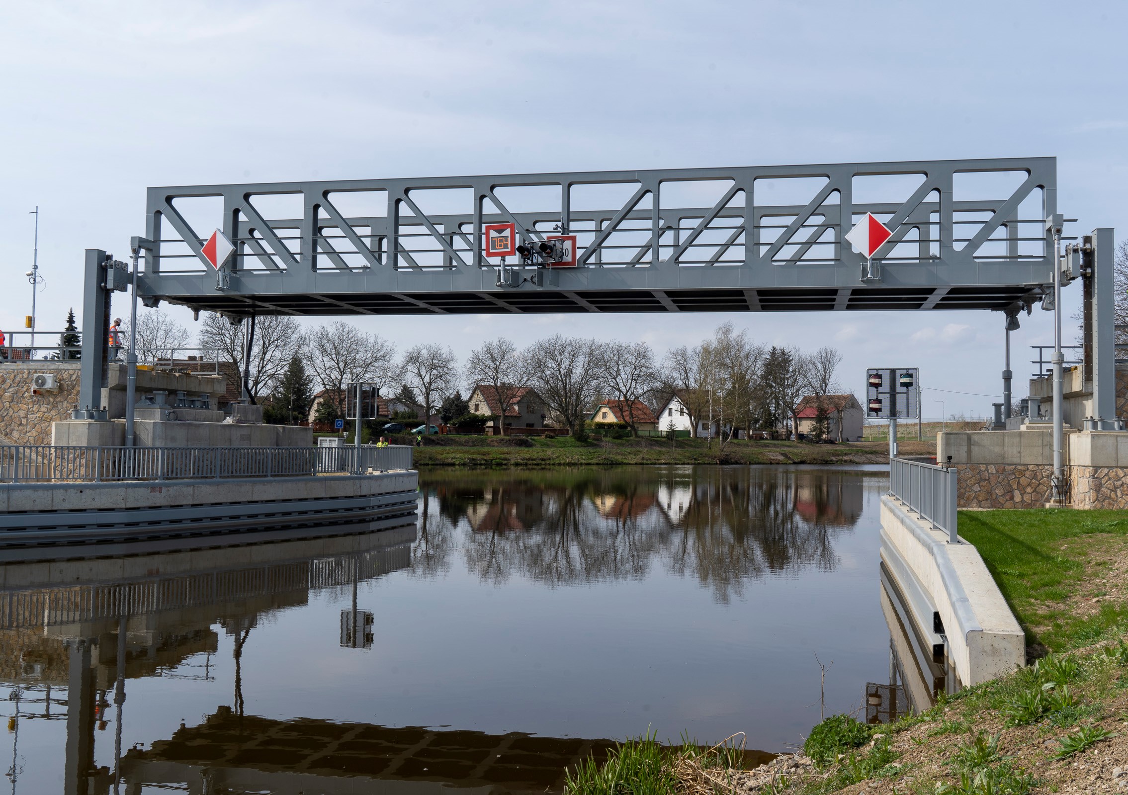 První úspěšný zkušební zdvih železničního mostu na Vraňansko – Hořínském kanále